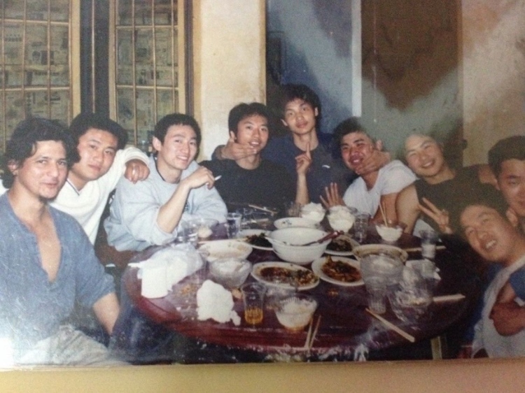 2007 年，卡洛斯·卡斯蒂略（左一）和他的中國朋友在武漢慶祝春節(jié)。圖片由受訪者提供