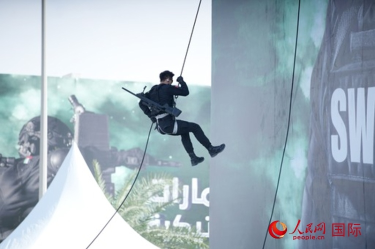 中國特警索降。人民網(wǎng) 塔里克·易卜拉欣攝