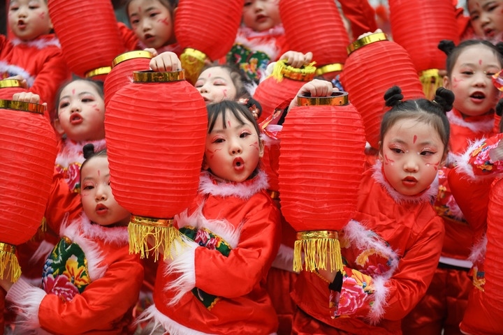 1月18日，四川省閬中市閬中古城，民間藝人和文藝工作者在表演節(jié)目歡度臘八節(jié)，喜迎農歷新年。這是參演的小朋友在表演。新華社發(fā)（王玉貴 攝）