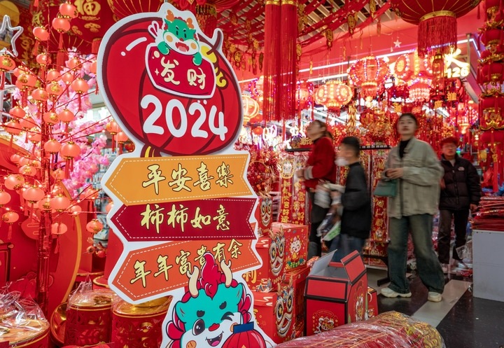 1月11日，顧客在昆明新螺螄灣國際商貿城選購節(jié)日飾品。新華社記者 陳欣波 攝