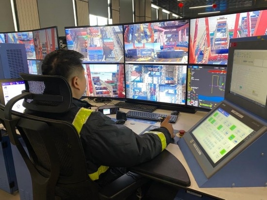 圖為寧波舟山港梅山港區(qū)遠控操作室內，橋吊司機在遠程控制橋吊裝卸。新華社記者魏一駿 攝