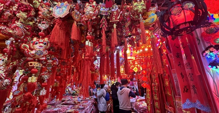 1月19日，市民在北京一商場內選購春節(jié)裝飾品。新華社記者李欣攝