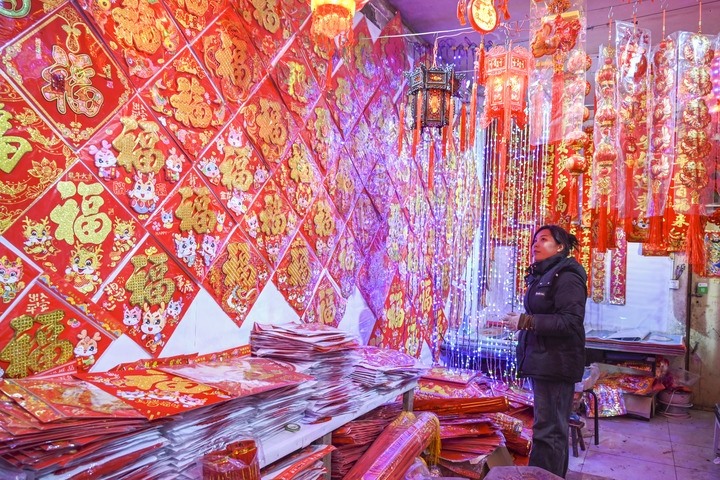 1月21日，在山西省晉中市平遙縣一家市場，市民在選購年貨。新華社發(fā)（梁生仁攝）