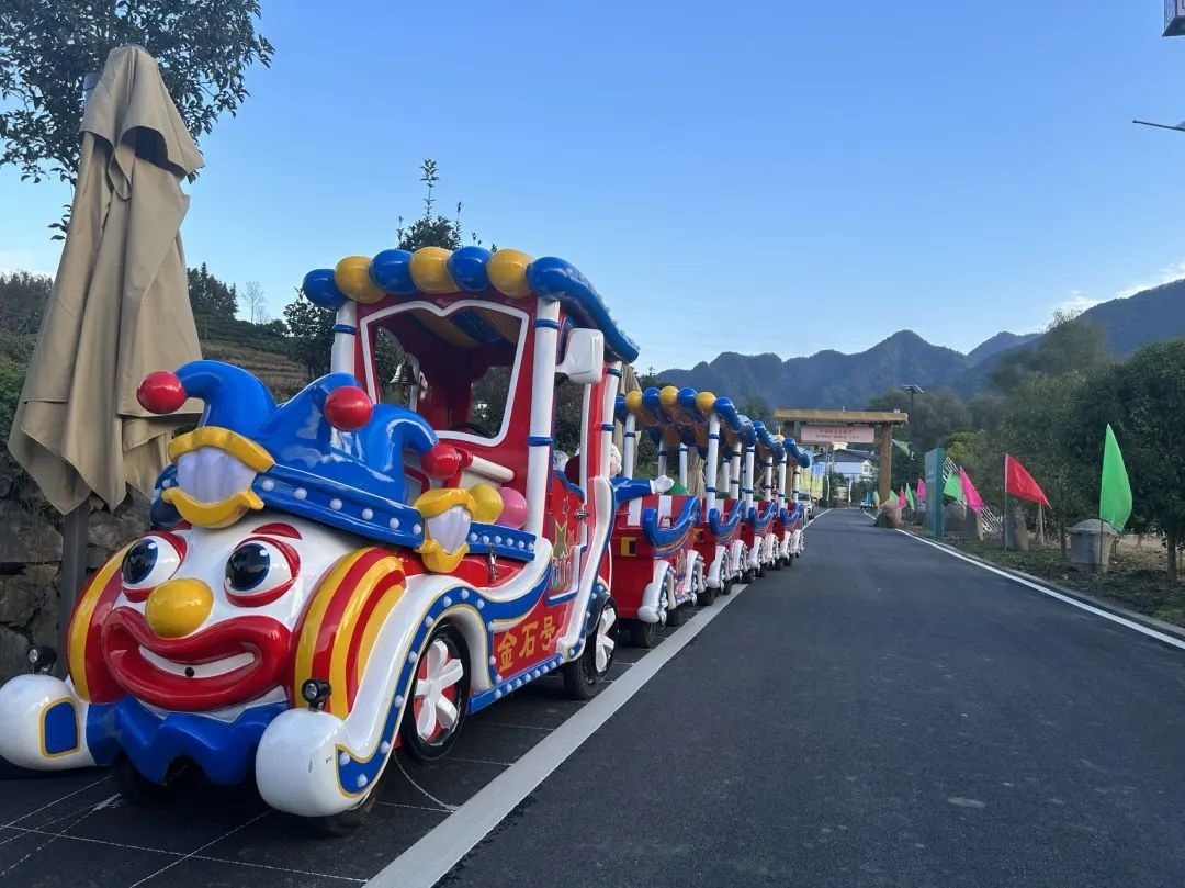 2023年10月，金石村集體出資購買了兩輛無軌觀光小火車。紫陽縣融媒體中心供圖