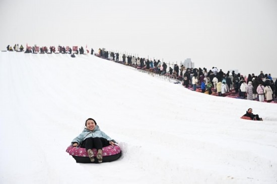 圖為1月18日，市民在內(nèi)蒙古賽馬場滑雪圈。新華社記者 貝赫 攝