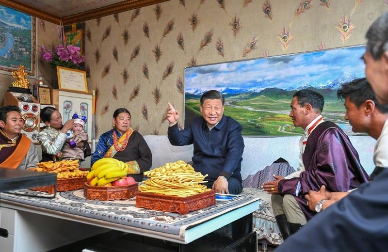 △2021年6月8日，習(xí)近平總書記在青海海北藏族自治州剛察縣果洛藏貢麻村，同藏族牧民索南才讓一家人圍坐在客廳聊家常。