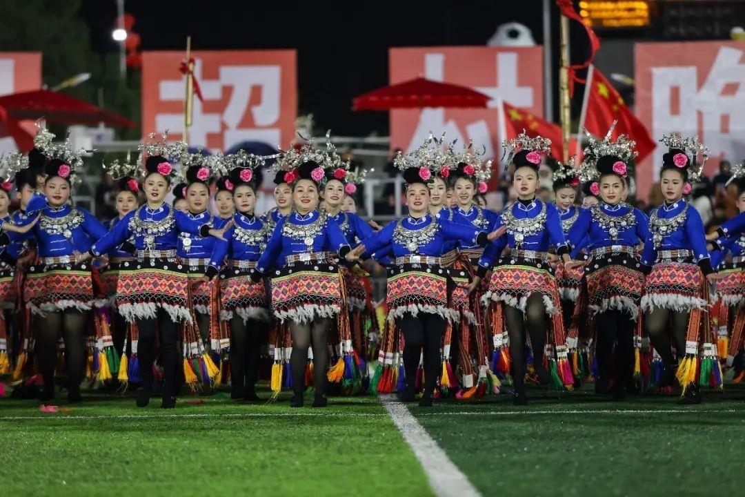 △2024年2月3日，2024年全國“村晚”示范展示活動暨貴州“村超村晚”系列活動之一的民族文化展演，在榕江縣“村超”足球場舉行。