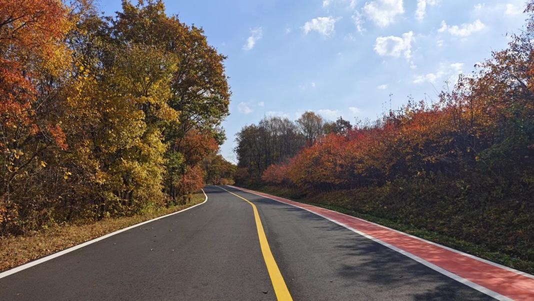 九臺區(qū)圍繞紅色文化、冰雪資源、特色民宿，進一步完善道路功能。九臺區(qū)委宣傳部供圖