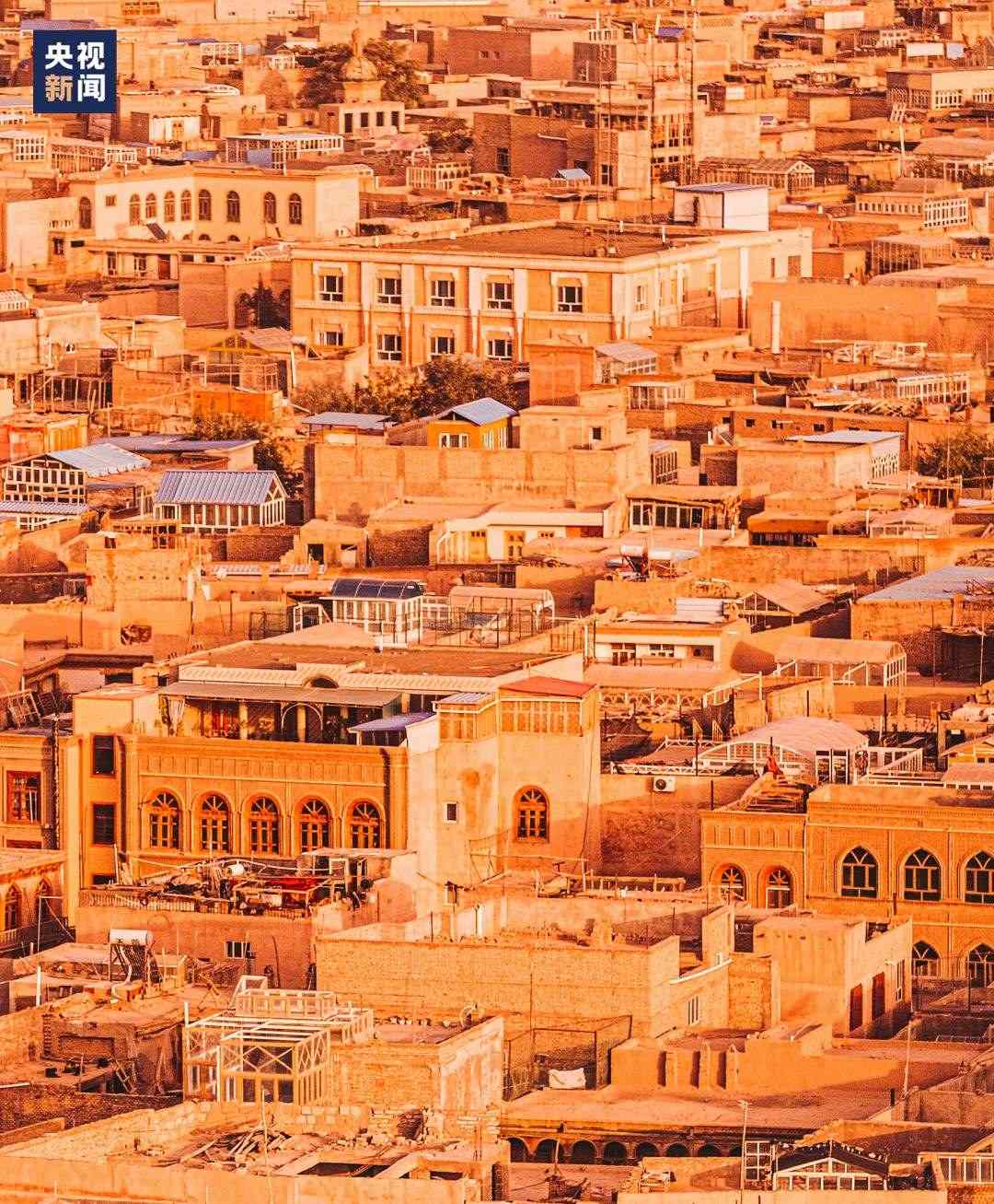 △喀什古城在天山和昆侖山的守護(hù)下，留住了千年前的樣子。