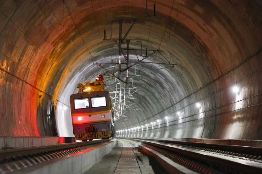 凌晨，接觸網(wǎng)作業(yè)車的燈光紅黃相間。胡鵬攝