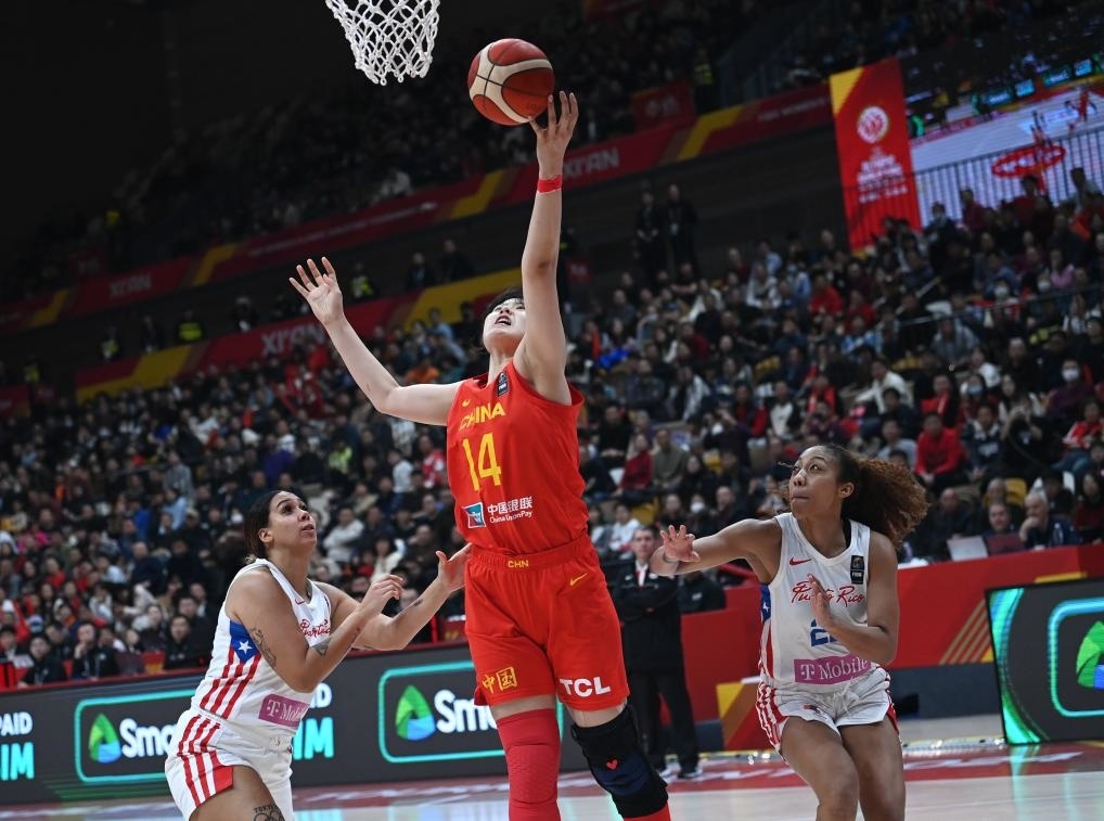 2月11日，中國(guó)隊(duì)球員李月汝（中）在比賽中上籃。新華社記者 李一博 攝