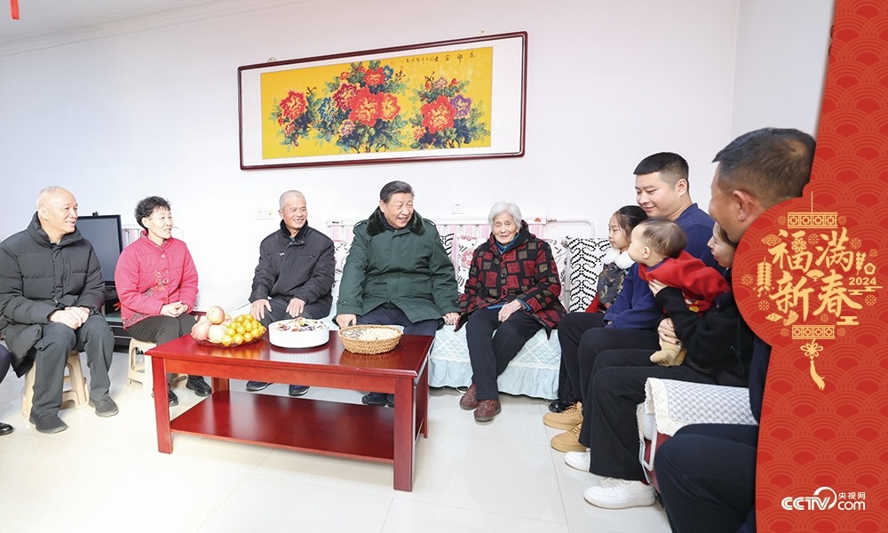 2024年2月1日，習(xí)近平總書記在天津市西青區(qū)辛口鎮(zhèn)第六埠村考察時，同村民杜洪剛一家人親切拉家常。