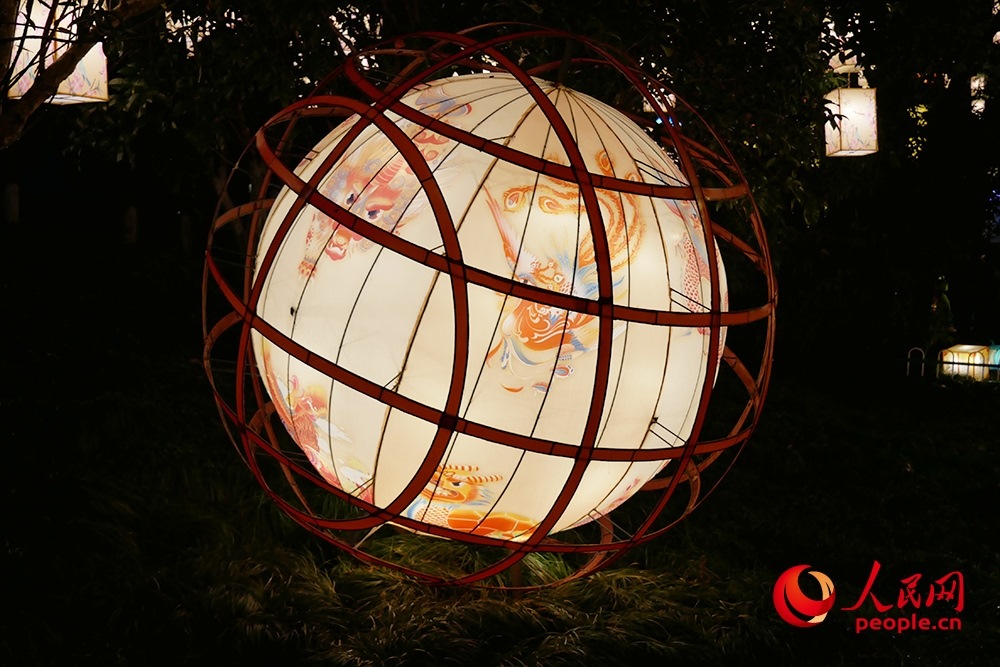 白鷺洲公園展出的燈彩作品。人民網(wǎng)記者 韋衍行攝