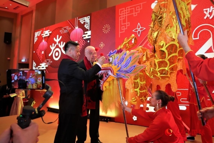 張漢暉（左）、施威特科（右）共同為彩龍點(diǎn)睛。于子恒攝