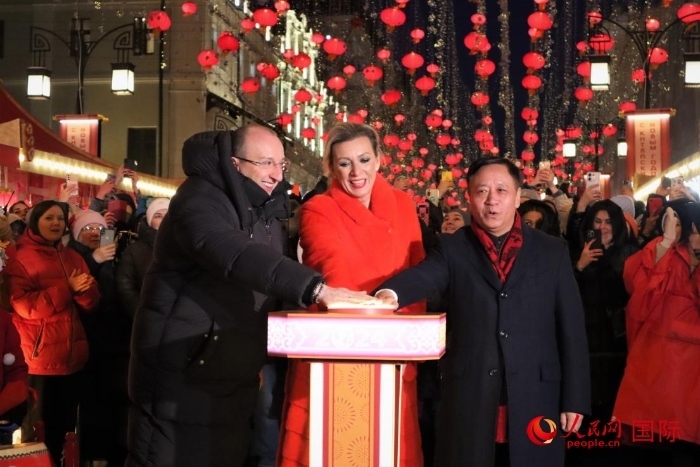 張漢暉、扎哈羅娃、科茲洛夫（從右至左）共同按下活動(dòng)啟動(dòng)按鈕。于子恒攝