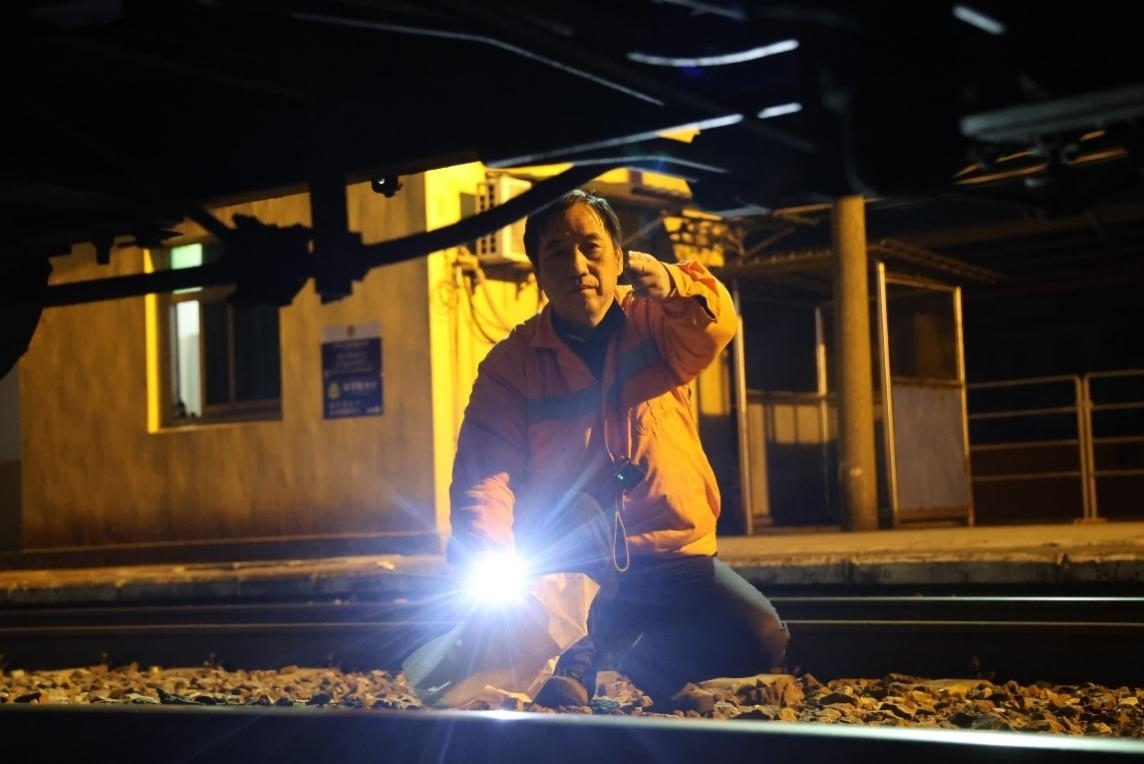 凌晨2點，李金饒正在檢查關門車。陸佳駿攝