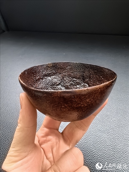 用橘子皮制成的碗。人民網(wǎng)記者 周雯攝