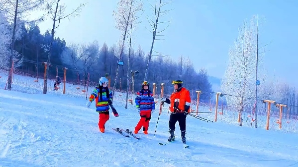 新春走基層｜滑雪場上過春節(jié)！冰城“冷資源”變成“熱經(jīng)濟”