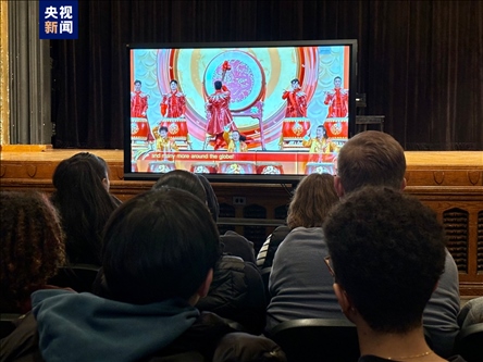 林肯中學(xué)師生觀看總臺(tái)龍年春晚英語版