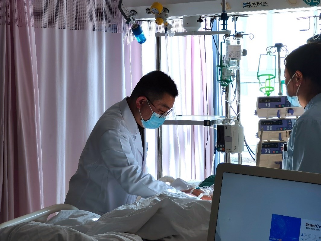 徐晉偉正在觀察患者體征。人民網(wǎng)記者 栗翹楚攝