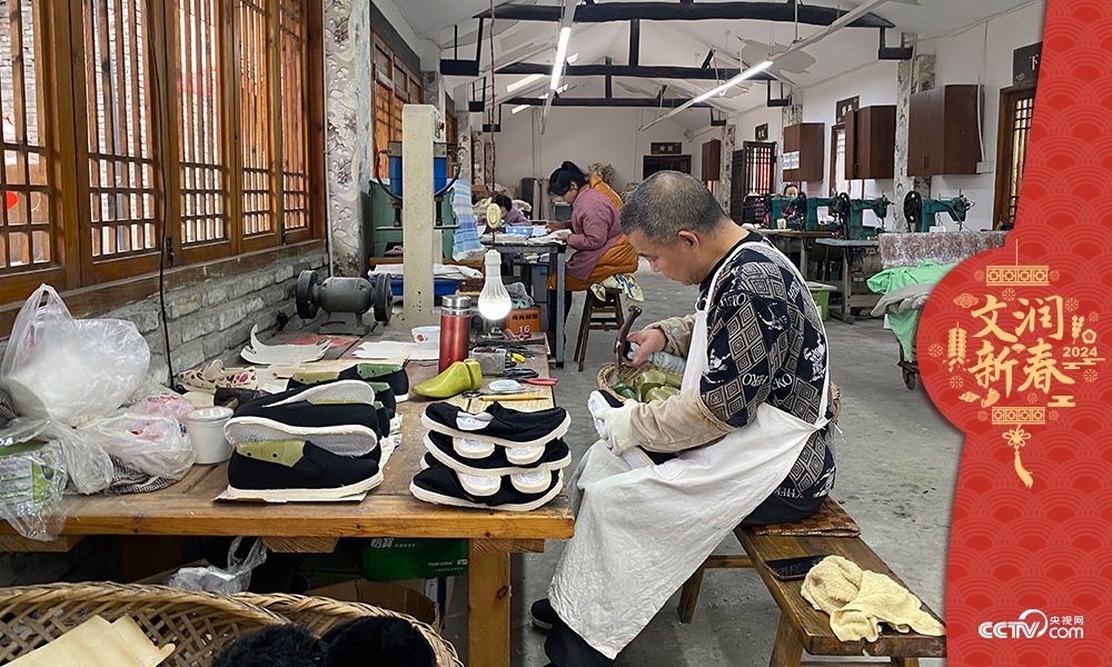 唐昌布鞋坊內(nèi)的工人正在趕制布鞋。王凡攝