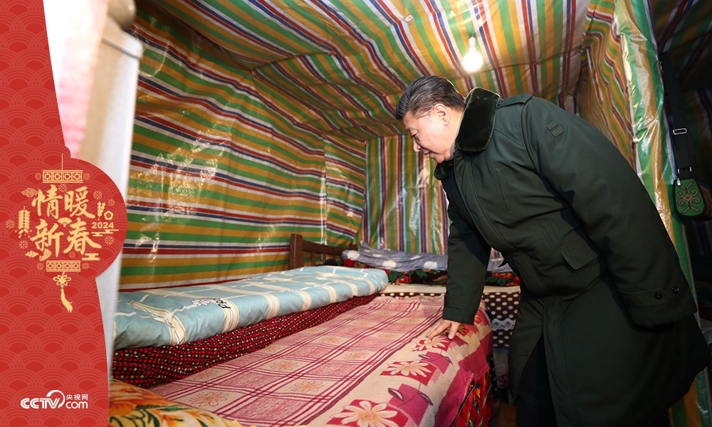 2018年2月11日，習(xí)近平總書記在四川三河村貧困戶吉好也求家中看望。