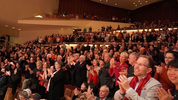 中德觀眾觀看中央民族樂團“”天地永樂·中國節(jié)“”音樂會。中國駐德國大使館供圖