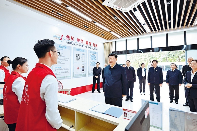2023年12月14日至15日，中共中央總書記、國家主席、中央軍委主席習(xí)近平在廣西考察。這是14日上午，習(xí)近平在南寧市良慶區(qū)蟠龍社區(qū)黨群服務(wù)中心考察。 新華社記者 燕雁/攝