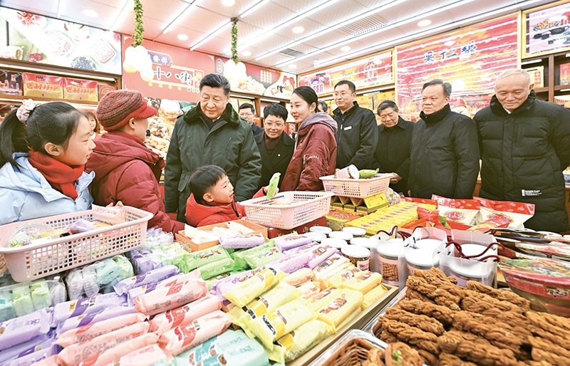 2024年2月1日至2日，中共中央總書記、國家主席、中央軍委主席習(xí)近平來到天津，看望慰問基層干部群眾。這是1日下午，習(xí)近平在天津古文化街考察時，走進店鋪同現(xiàn)場群眾互動交流。 新華社記者 謝環(huán)馳/攝