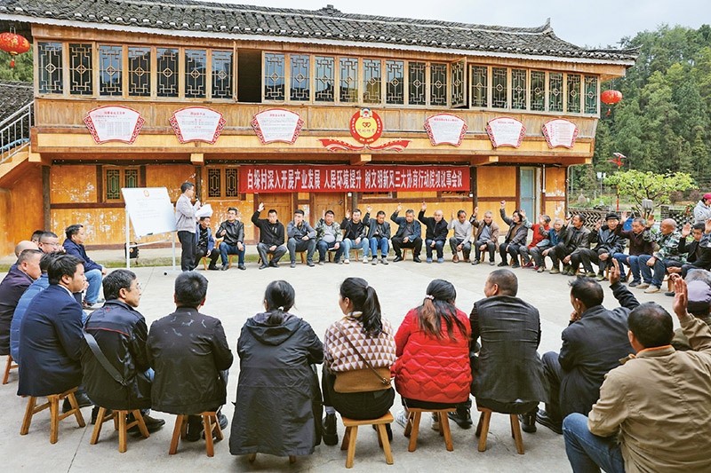 圖為2023年4月6日，貴州省黔東南苗族侗族自治州施秉縣白垛鄉(xiāng)白垛村村民在討論產(chǎn)業(yè)發(fā)展、人居環(huán)境提升、鄉(xiāng)村文明建設(shè)相關(guān)事宜。 人民圖片 磨桂賓/攝