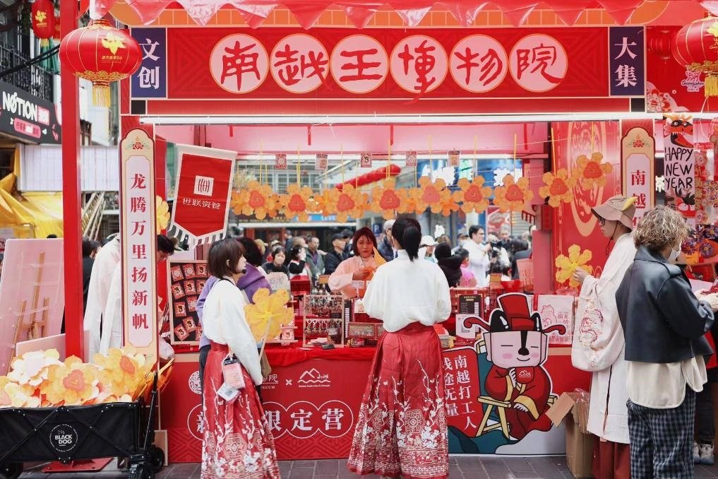 在西湖花市的南越王博物院攤位，文創(chuàng)與花市的跨界融合吸引了不少市民游客駐足。（南越王博物院供圖）