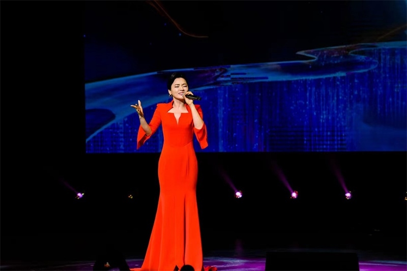 女高音歌唱家陳思思演唱《但愿人長久》。趙 靖攝