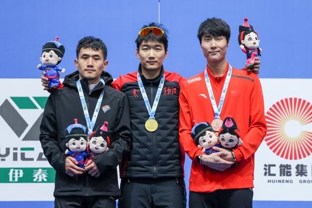 1月12日，“十四冬”速度滑冰（公開(kāi)組）男子500米比賽，冠軍黑龍江隊(duì)選手高亭宇（中）、亞軍遼寧隊(duì)選手楊濤（左）、季軍河北隊(duì)選手李添龍?jiān)陬C獎(jiǎng)儀式上合影。新華社記者 王楷焱 攝