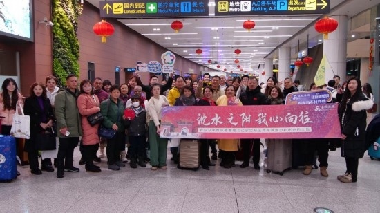 2月11日，一批馬來西亞游客抵達(dá)沈陽桃仙國(guó)際機(jī)場(chǎng)。新華社發(fā)