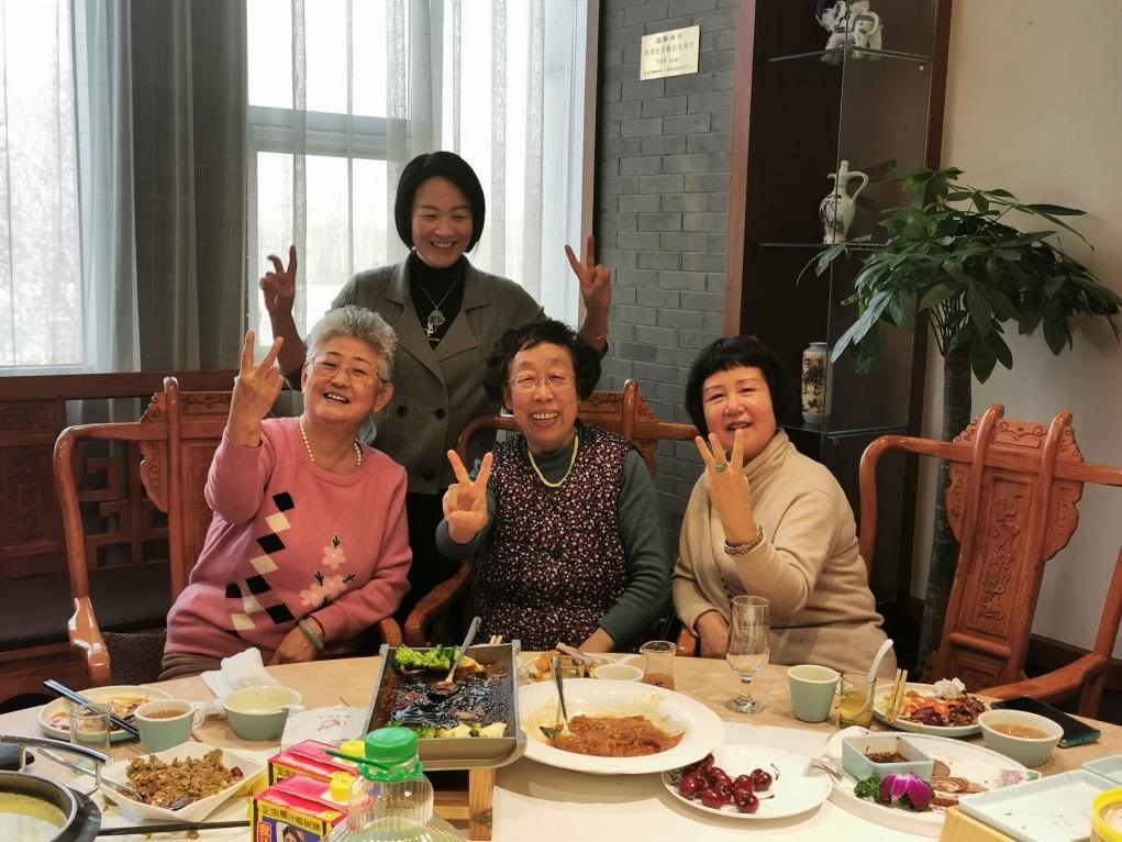 吳釗（前排左一）和鄰居一起在天津過年。（采訪對象供圖）