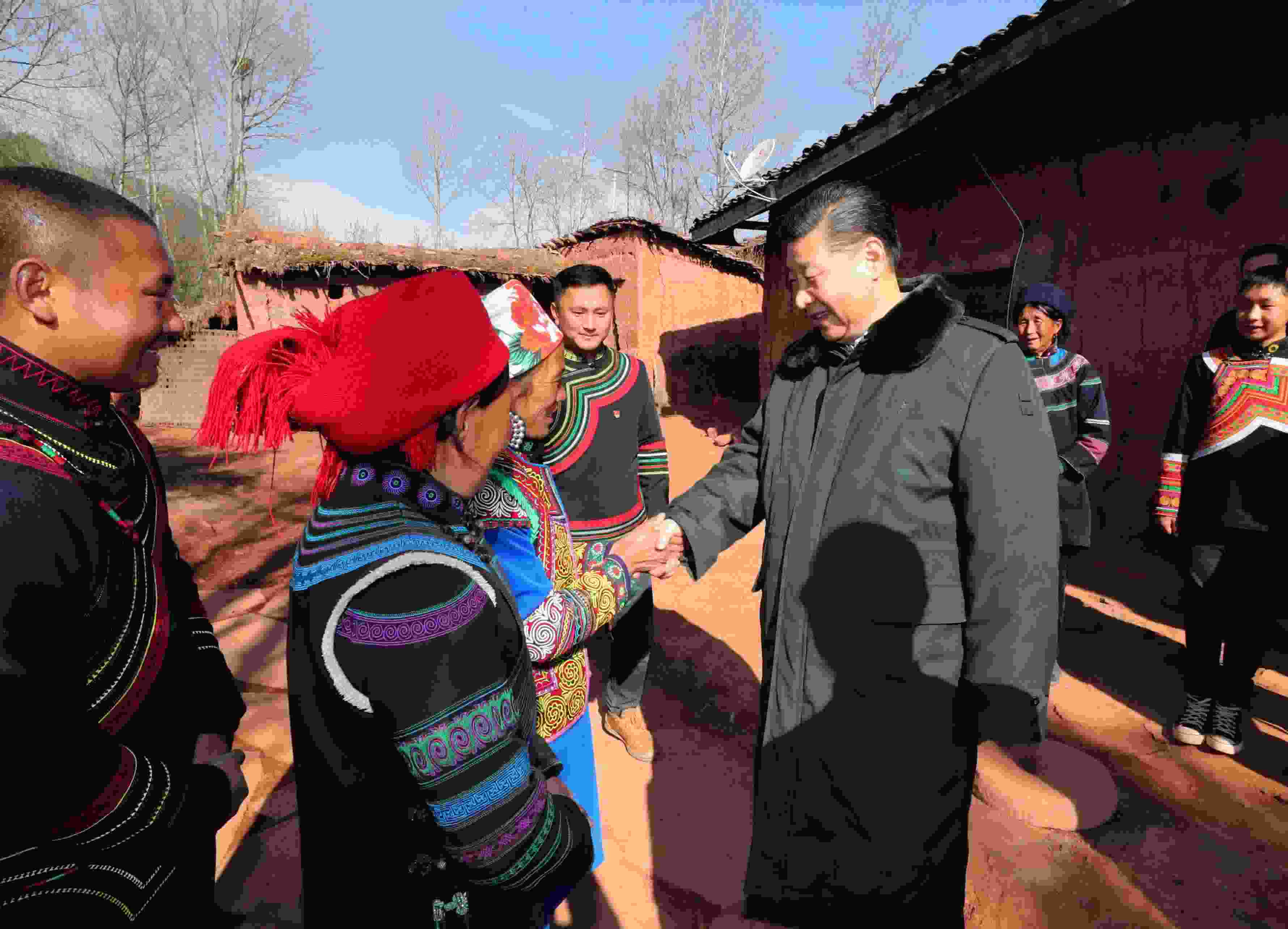 △ 2018年2月11日，習近平總書記驅(qū)車2個多小時，從四川西昌市來到位于大涼山深處的昭覺縣三岔河鄉(xiāng)三河村、解放鄉(xiāng)火普村，走進彝族貧困群眾家中，看實情、問冷暖、聽心聲，同當?shù)馗刹咳罕姽采叹珳拭撠氈摺? width=