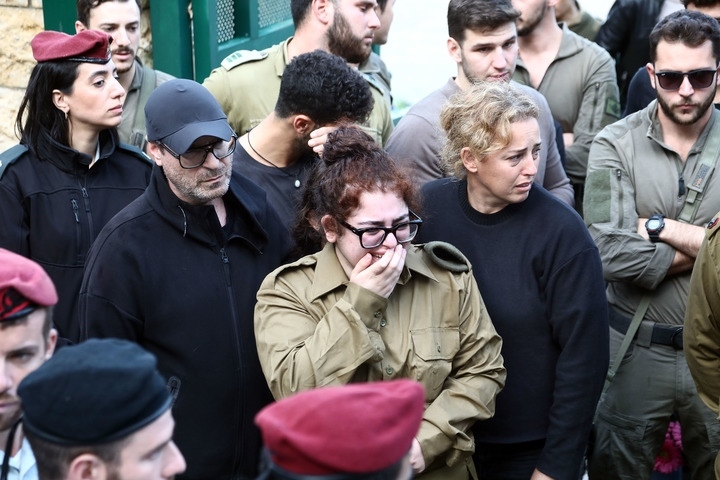 1月23日，在以色列特拉維夫的一處公墓，人們參加一名以色列士兵的葬禮。新華社發(fā)（吉德翁·馬科維奇攝/基尼圖片社）