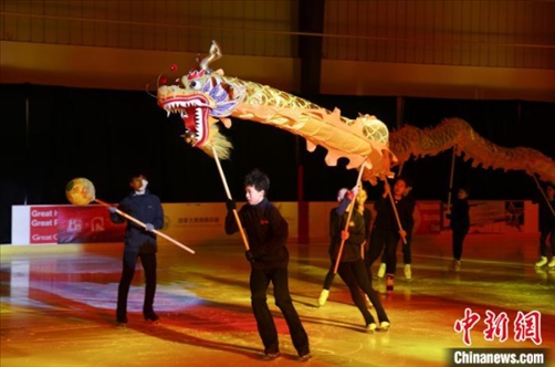 當(dāng)?shù)貢r(shí)間2月17日晚，作為農(nóng)歷甲辰龍年“歡樂春節(jié)”系列活動(dòng)之一，別具特色的青少年冰上春晚在加拿大多倫多舉行。圖為青少年表演冰上舞龍。 中新社記者 余瑞冬 攝