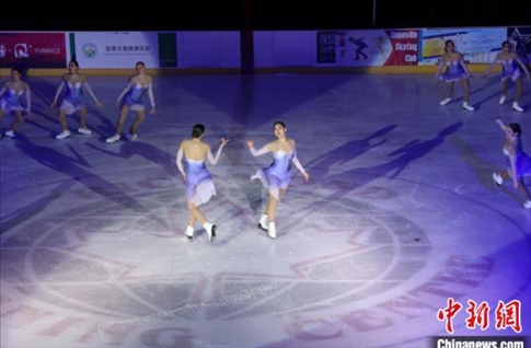 當(dāng)?shù)貢r(shí)間2月17日晚，青少年冰上春晚在加拿大多倫多舉行。圖為曾獲加拿大全國(guó)冠軍的一支青少年花滑隊(duì)進(jìn)行集體自由滑表演。 中新社記者 余瑞冬 攝