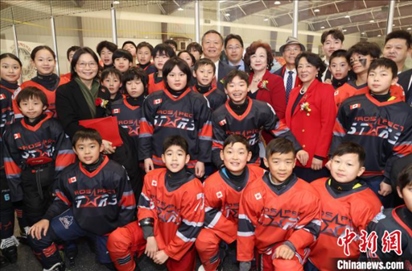 當(dāng)?shù)貢r(shí)間2月17日晚，青少年冰上春晚在加拿大多倫多舉行。圖為中國(guó)駐多倫多總領(lǐng)事羅偉東和主辦方代表、與會(huì)嘉賓與“未來之星”冰球隊(duì)華裔少年冰球手們合影。 中新社記者 余瑞冬 攝