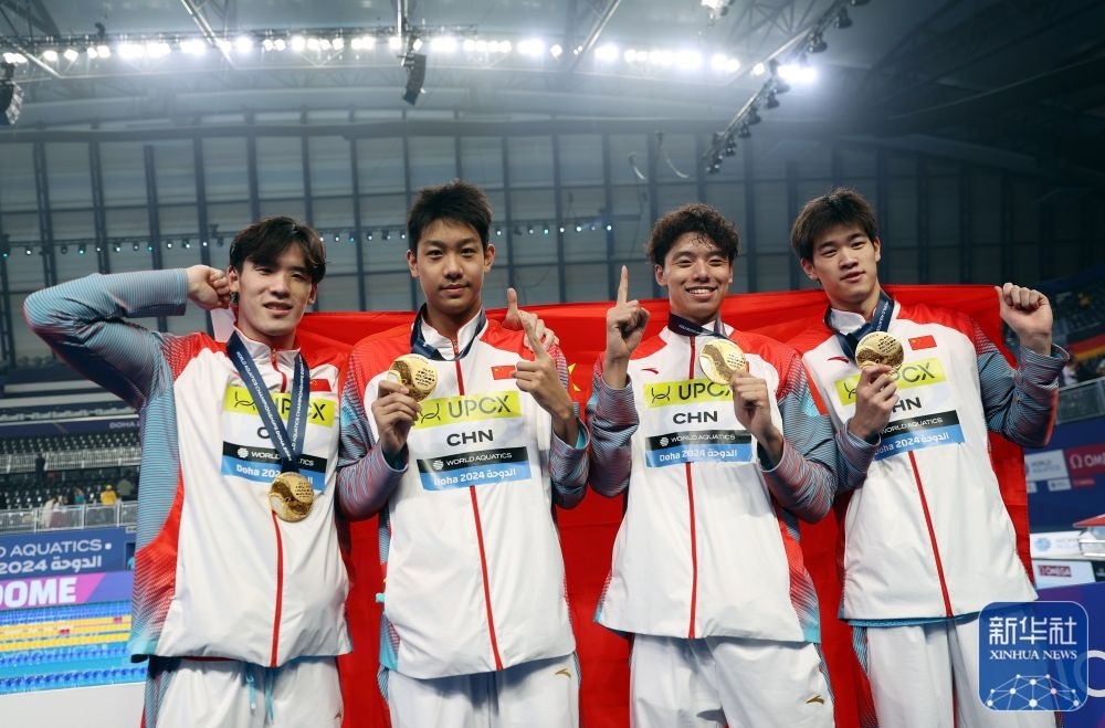 2月11日，2024年多哈游泳世錦賽男子4×100米自由泳接力決賽，中國隊選手王浩宇、張展碩、季新杰和潘展樂（從左到右）在頒獎儀式后合影慶祝。新華社記者 雒圓 攝