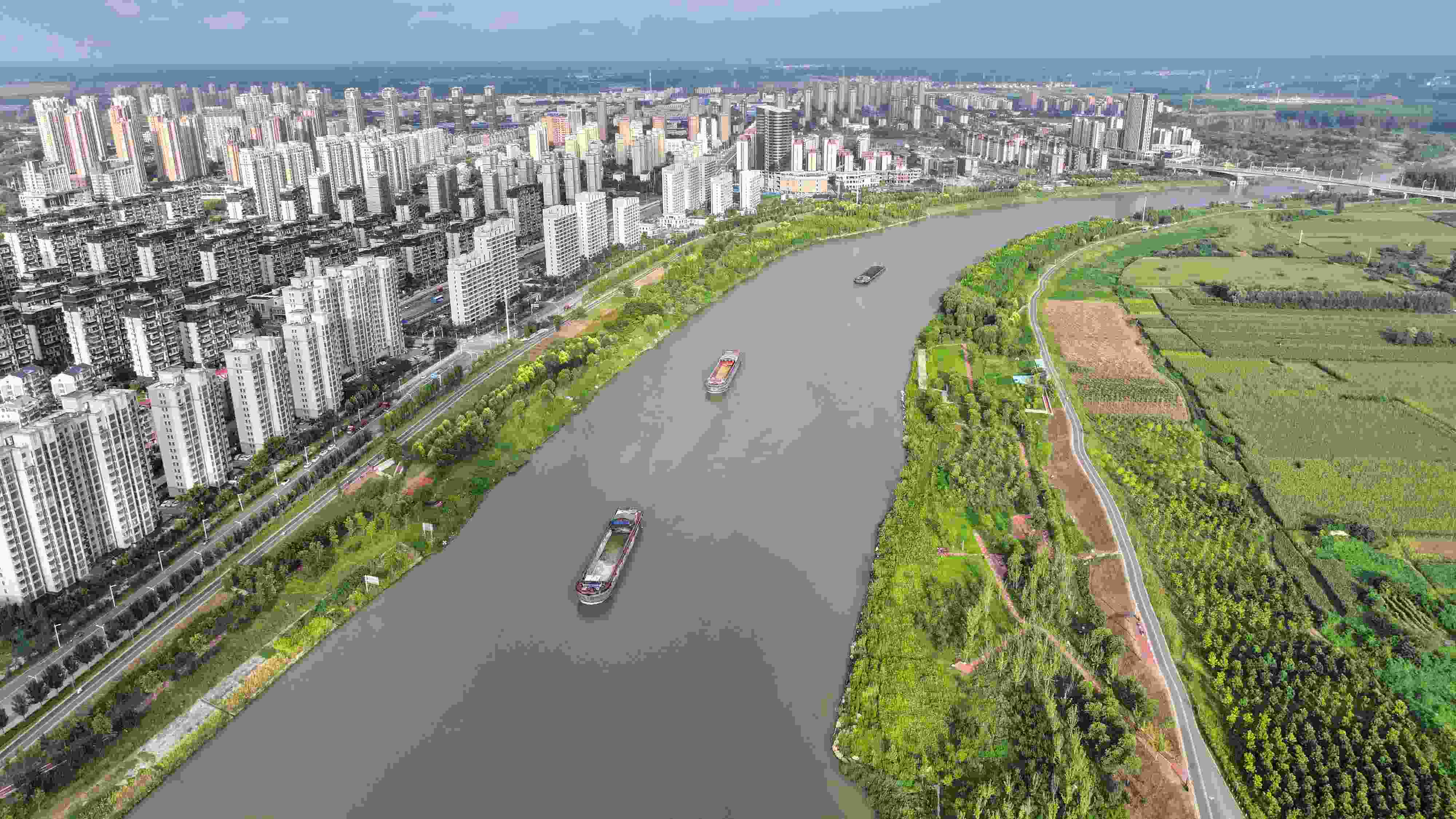 △ 2023年8月21日，安徽阜陽(yáng)，初秋時(shí)節(jié)，界首城市建設(shè)與沙潁河水系、橋梁和綠植相映襯，構(gòu)成一幅生態(tài)宜居的美麗畫卷。