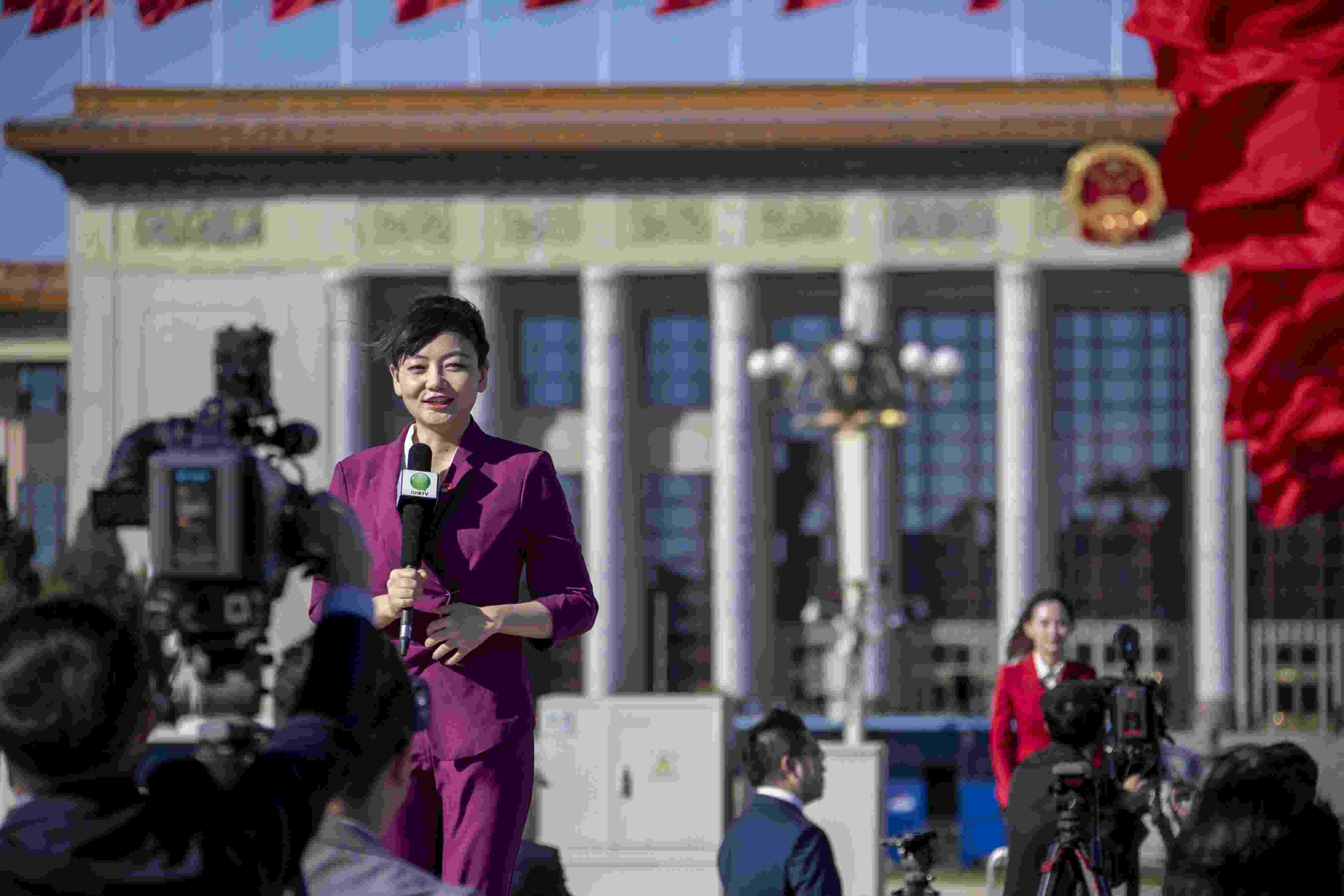 △ 2022年10月22日，北京人民大會堂，中國共產(chǎn)黨第二十次全國代表大會勝利閉幕，媒體記者戶外進行現(xiàn)場報道。