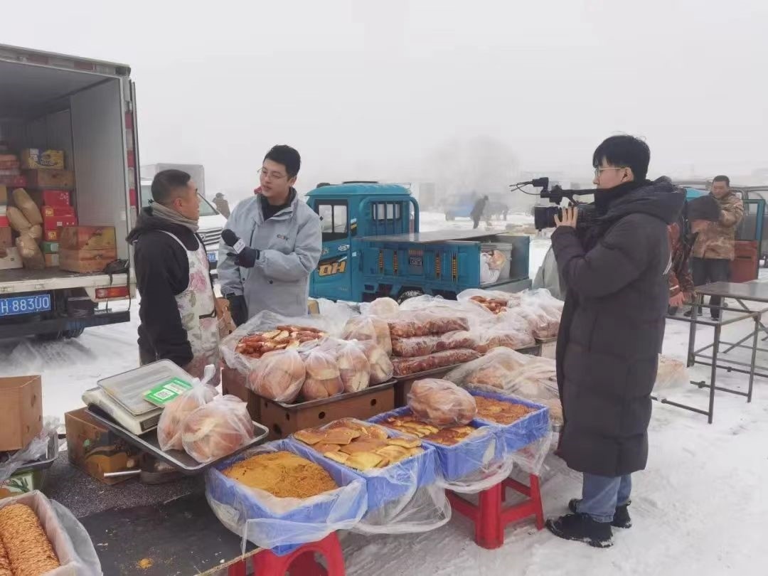 △ 2024年1月1日，在中央廣播電視總臺中央電視臺《新年新愿》報道中，遼寧營口鲅魚圈區(qū)大集賣餅干的小哥憨態(tài)可掬的表情、生機勃勃的臉龐、充滿煙火氣的新年愿望，讓他火爆出圈。