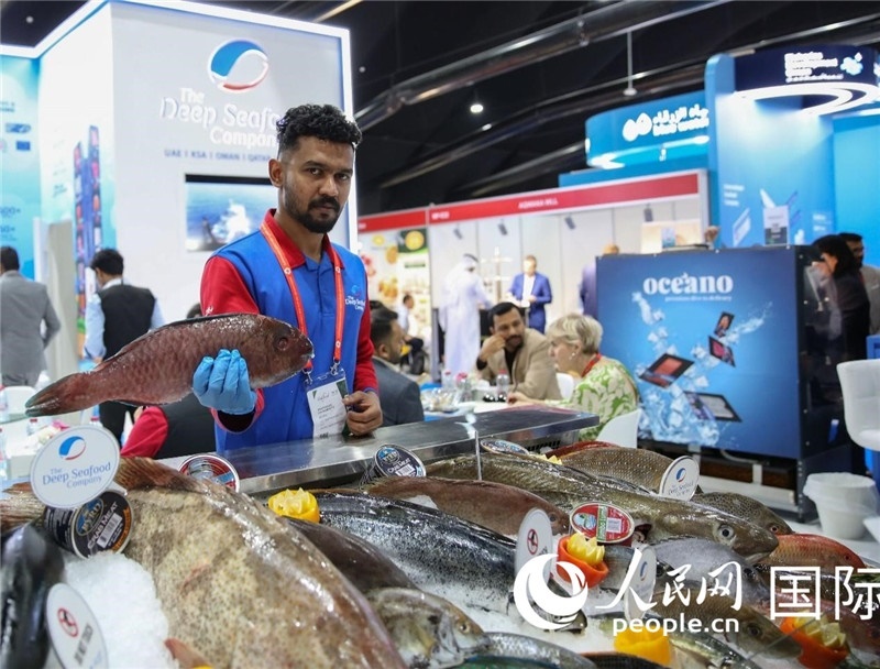 海灣食品展上，一位展商在展示海產(chǎn)品。人民網(wǎng) 塔里克·易卜拉欣攝