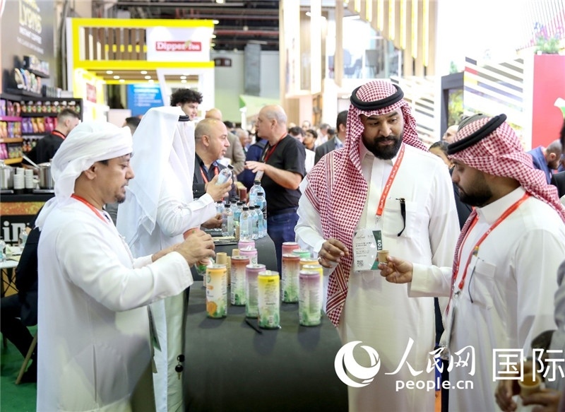 圖為專業(yè)觀眾在海灣食品展飲料展區(qū)參觀。人民網(wǎng) 塔里克·易卜拉欣攝