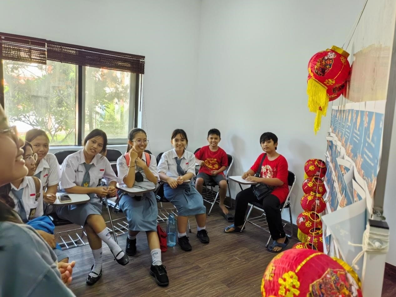 學(xué)生們踴躍參與猜燈謎活動(dòng)。巴陵康孔子學(xué)院供圖