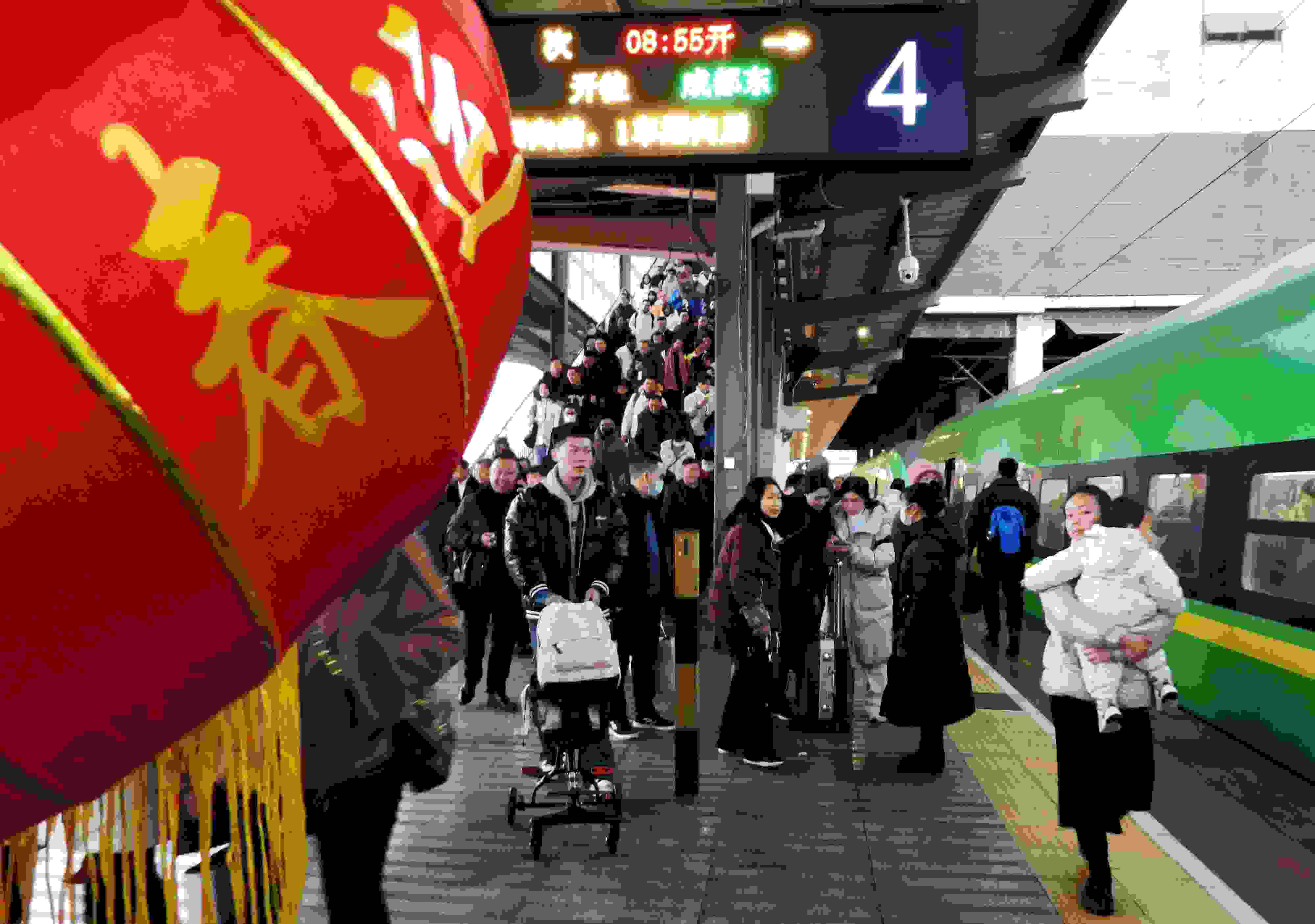 △ 2024年1月26日，四川省達州市車站，準備乘坐“復興號”動車組列車出行的旅客。