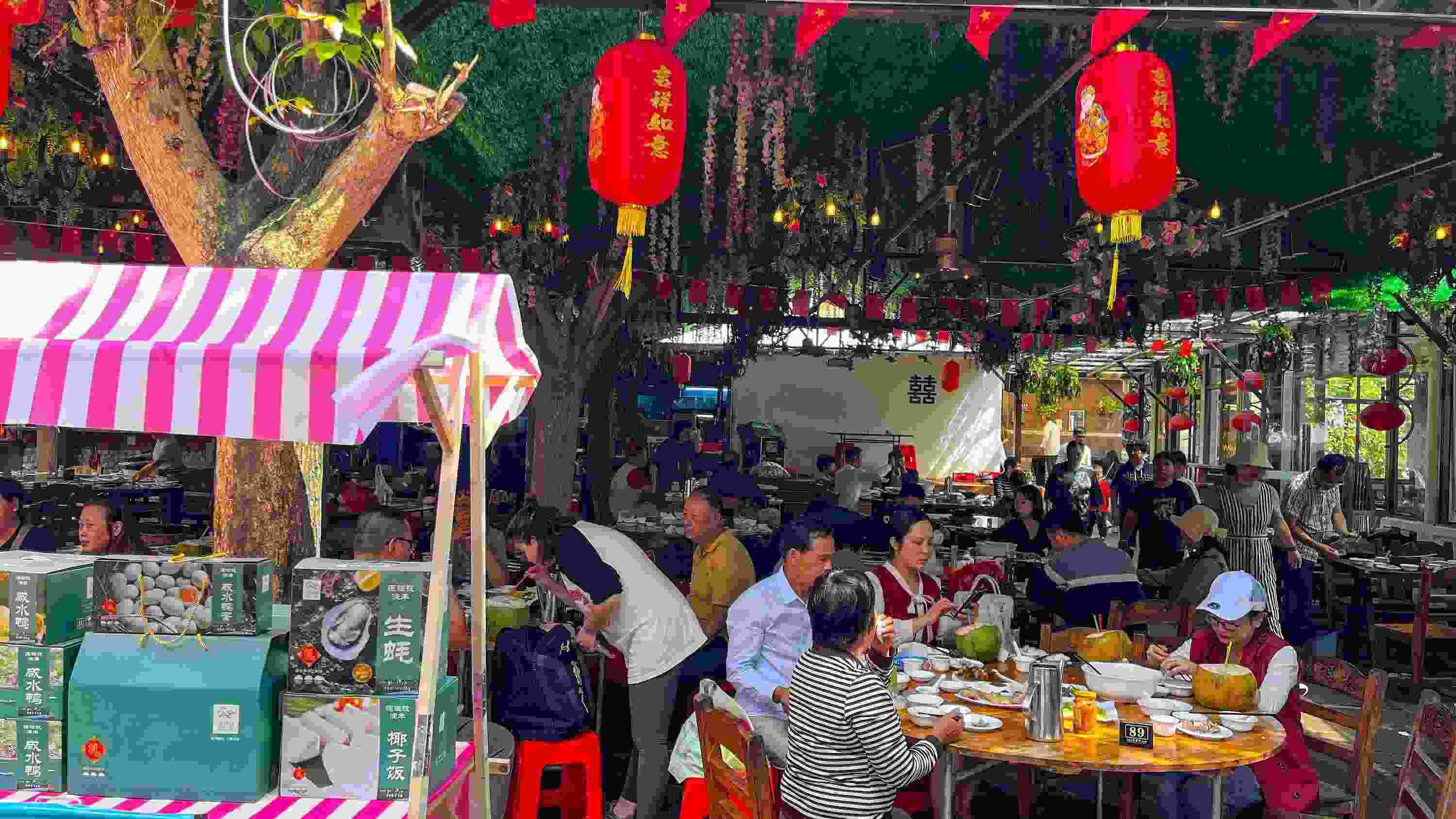 △ 2024年2月17日，春節(jié)假期最后一天，?？卩l(xiāng)村旅游持續(xù)火爆，眾多游客前往漁家樂品嘗特色海鮮和鄉(xiāng)村美食。