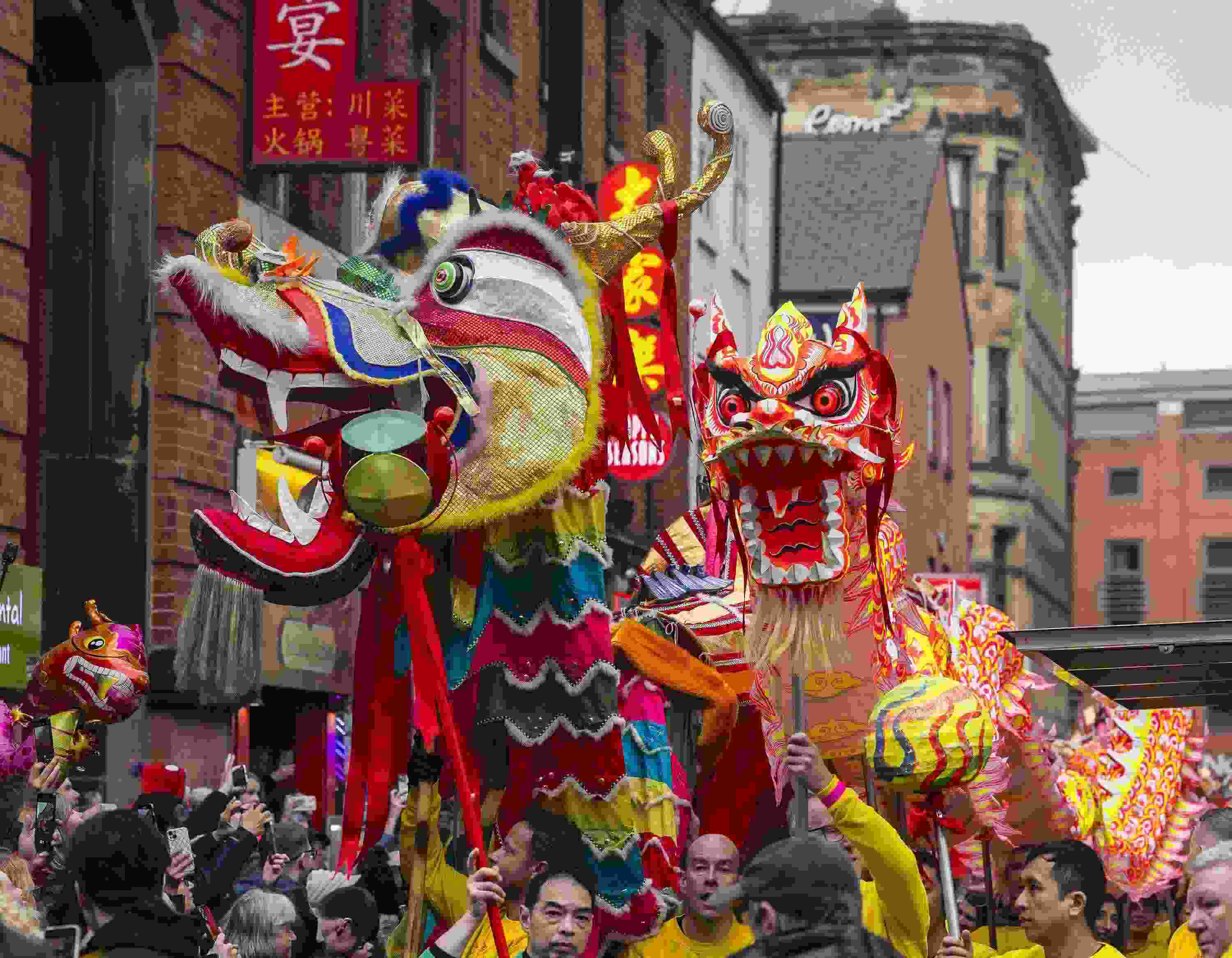 △ 當?shù)貢r間2024年2月11日，英國曼徹斯特，表演者進入中國城，參加中國農歷龍年春節(jié)的慶祝活動。